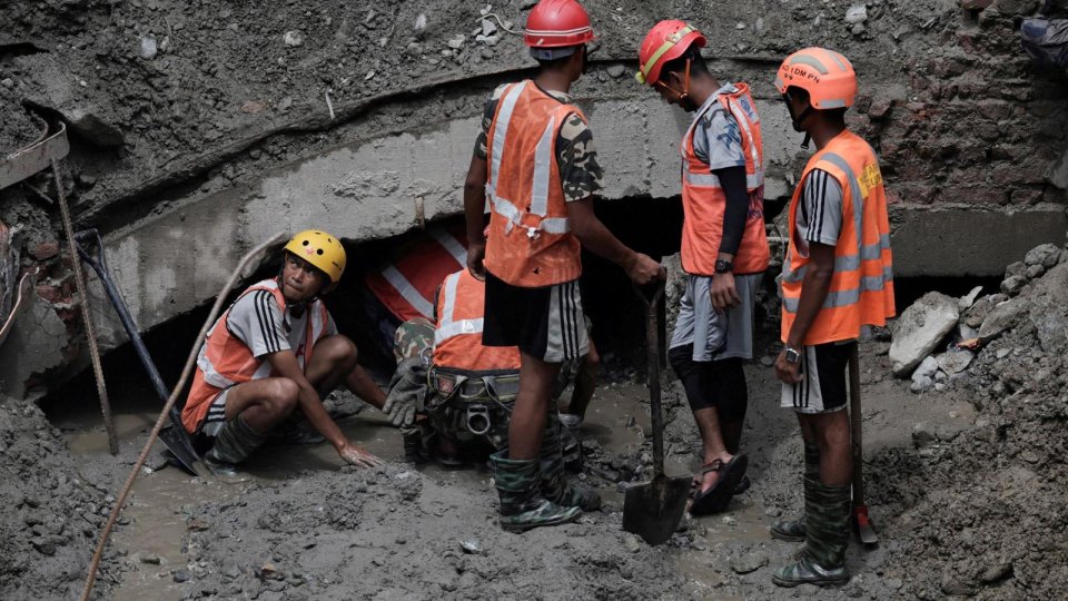 heyelan vurdu tünel - Heyelan vurdu, tünel haritadan silindi. 9 gün sonra dağın 60 metre içinde bulundular