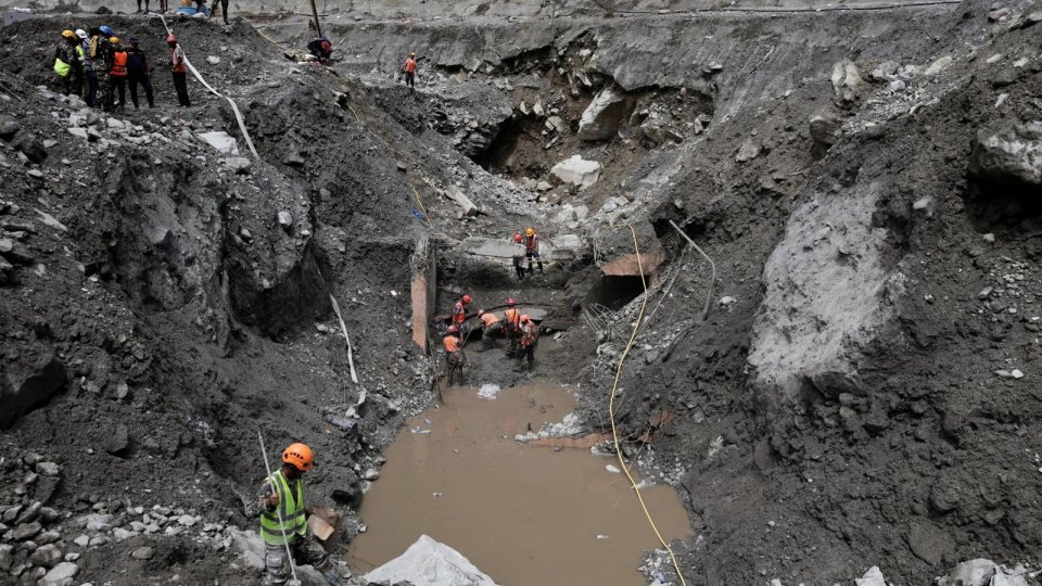 heyelan vurdu tünel - Heyelan vurdu, tünel haritadan silindi. 9 gün sonra dağın 60 metre içinde bulundular