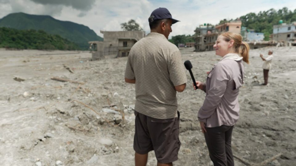 kurtarma ekipleri hayatta - Kurtarma ekipleri hayatta kalanları ararken, Nepal-Çin arasındaki yıkıcı sel nedeniyle 1000'den fazla kişi öldü