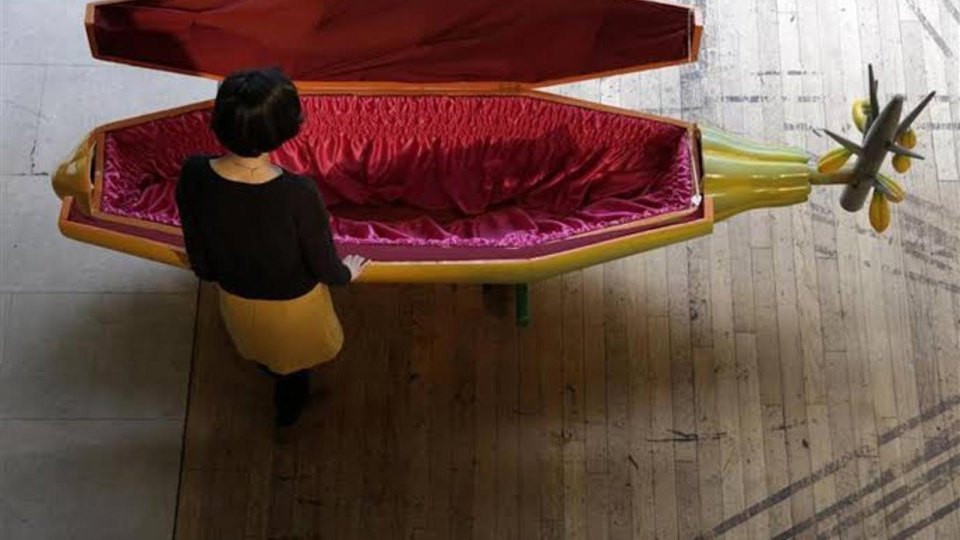 tabutlar ölenlerin hayatını - Gana’da tabutlar ölenlerin hayatını anlatıyor: Müzisyen için gitar şeklinde tasarım