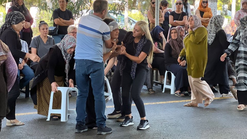 can yeleğini çıkarıp - Can yeleğini çıkarıp kızına giydirdi, kendisi dalgalara kapıldı!