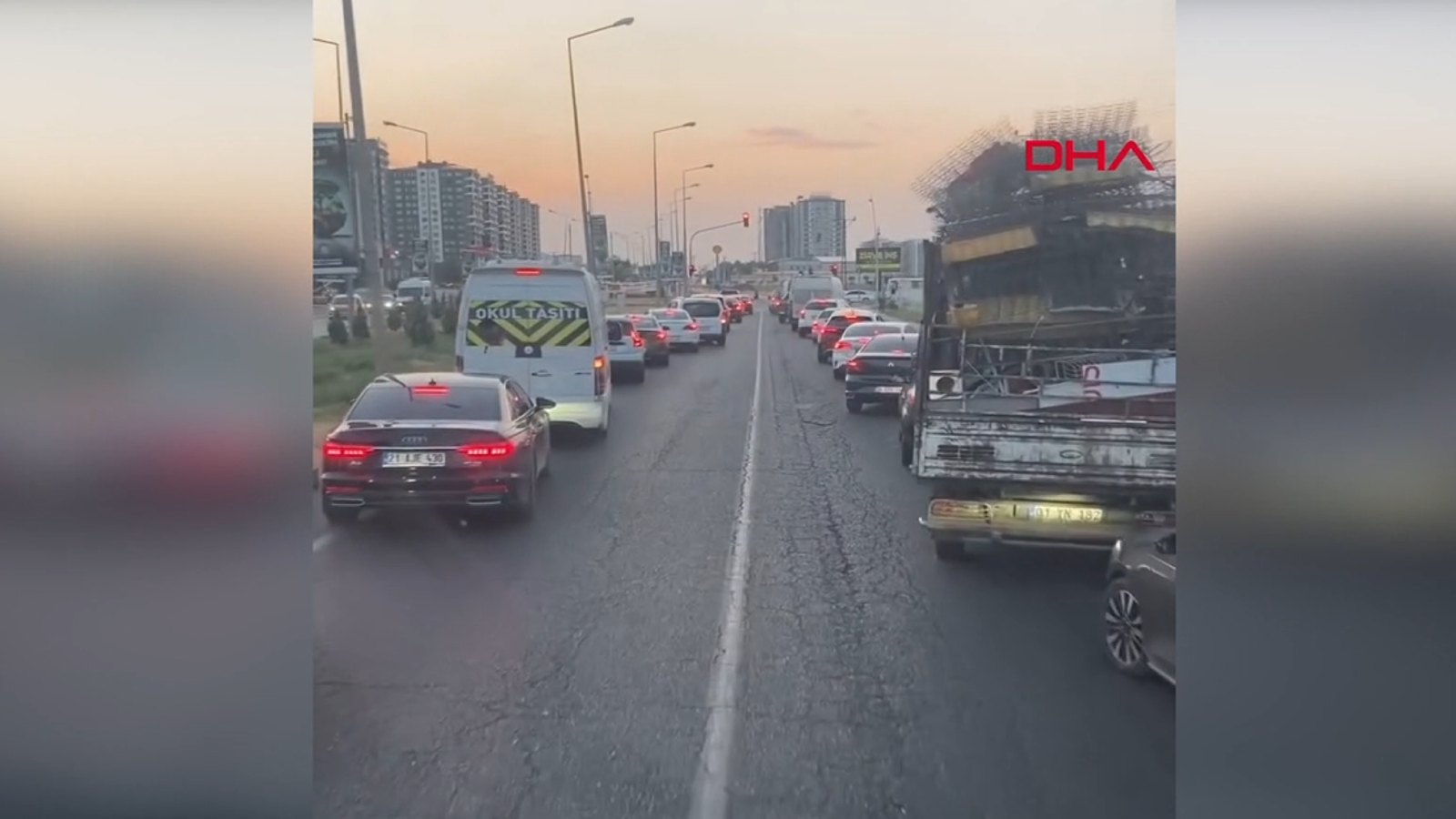 Diyarbakır’da örnek davranış: İtfaiyeye “fermuar yöntemiyle” yol verdiler