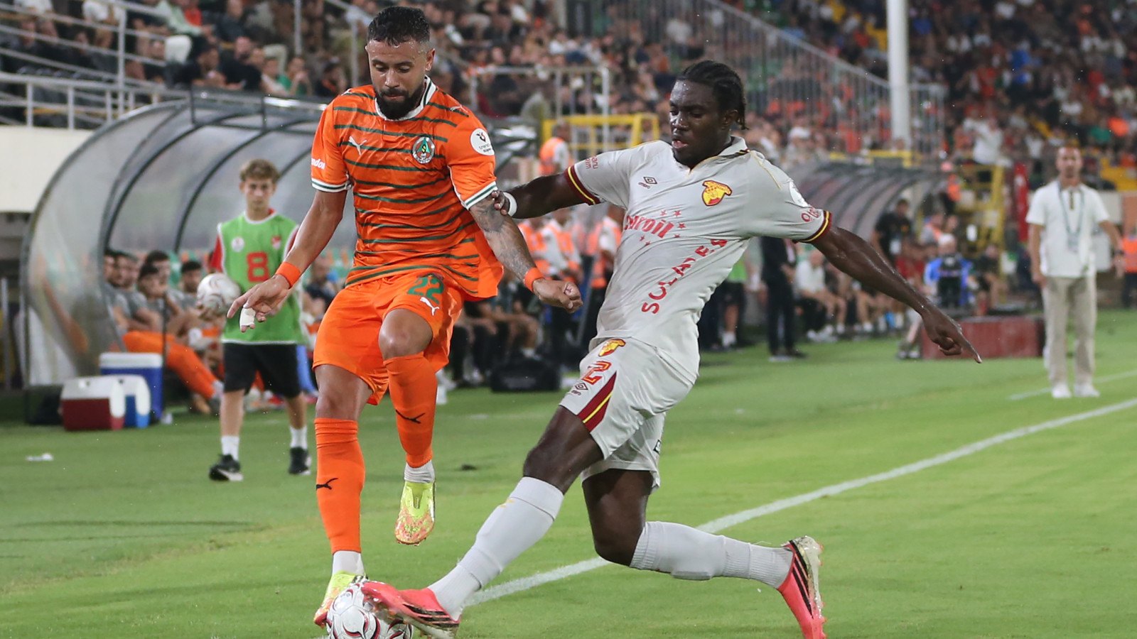 Göztepe iki kez öne geçtiği maçta Alanyaspor ile berabere kaldı