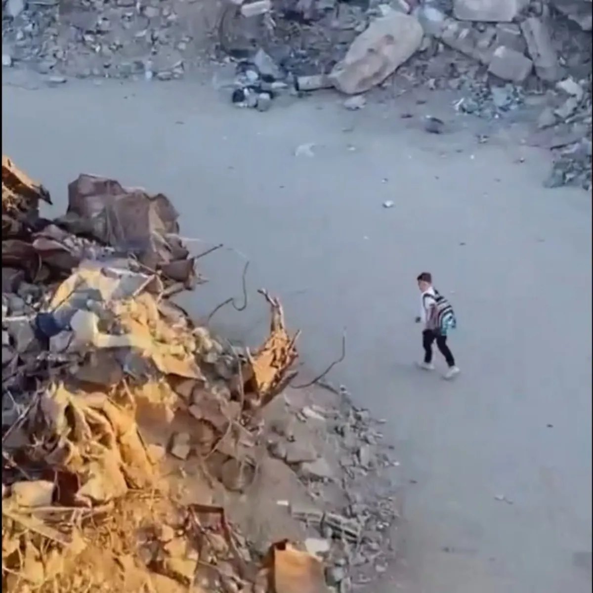 Gazze'de yeni eğitim yılı bomba ve tank sesleri arasında başladı