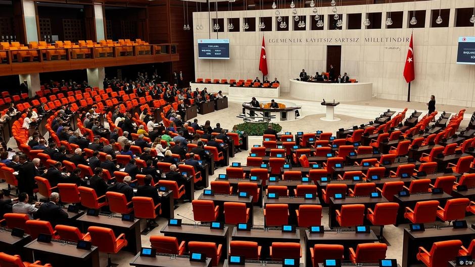 Türkiye Büyük Millet Meclisi salonunda milletvekilleri ve genel kurul kürsüsü