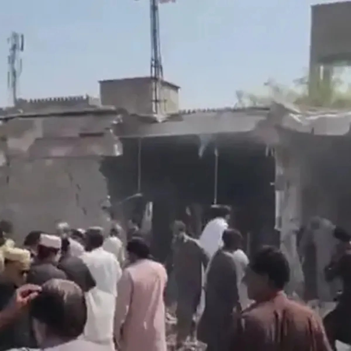 Pakistan'da cami yakınında patlama: 16 ölü, 50'den fazla yaralı